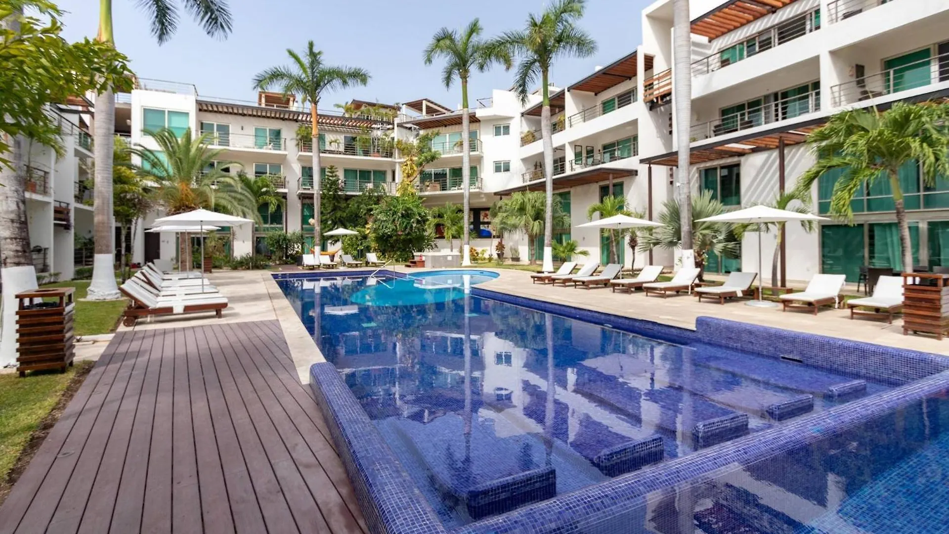Modern 2 Bedroom Condo Colorful And Creative - At Via 38 Condos A13 Playa del Carmen Prázdninový dům