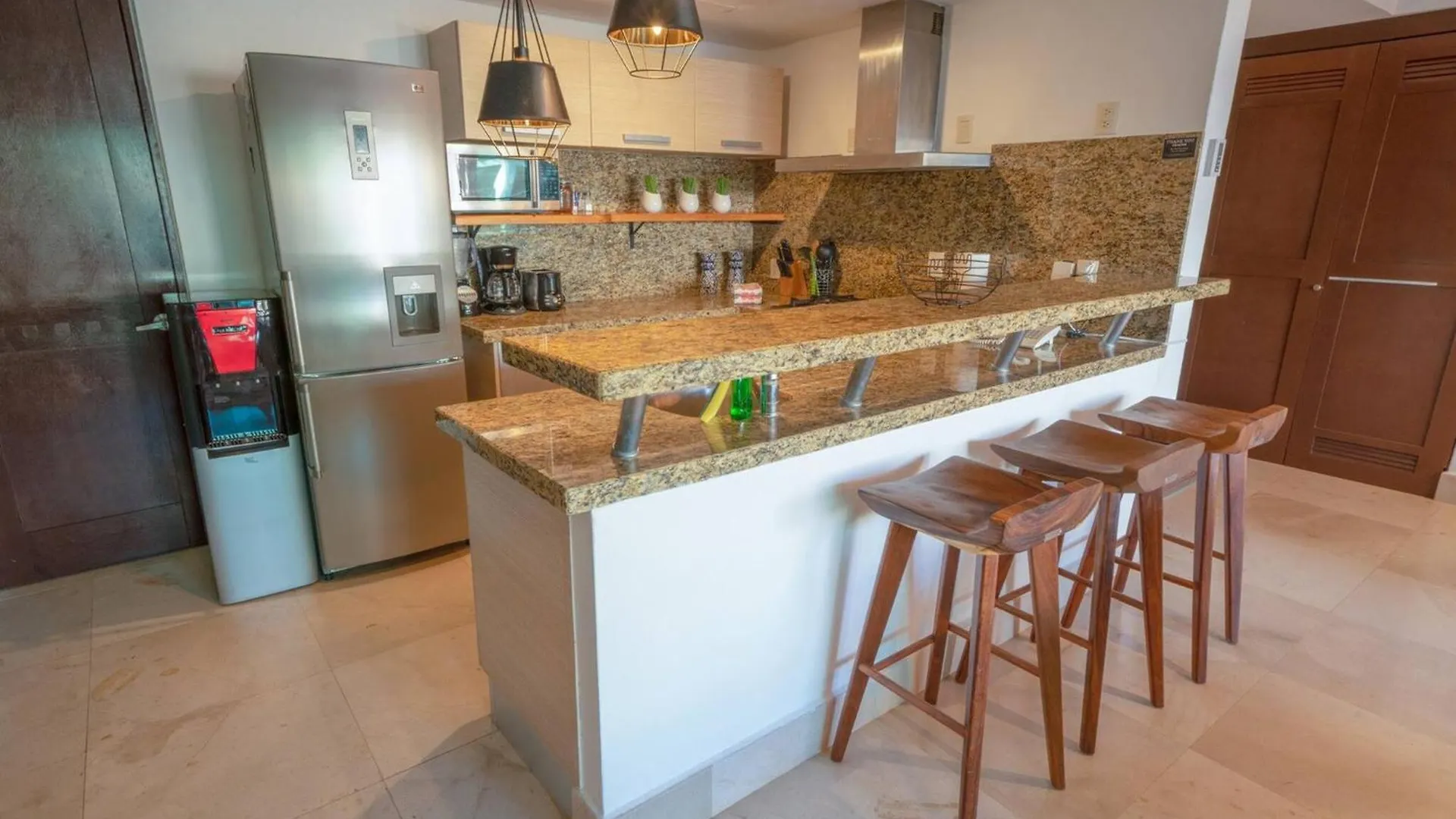 Modern 2 Bedroom Condo Colorful And Creative - At Via 38 Condos A13 Playa del Carmen Hébergement de vacances