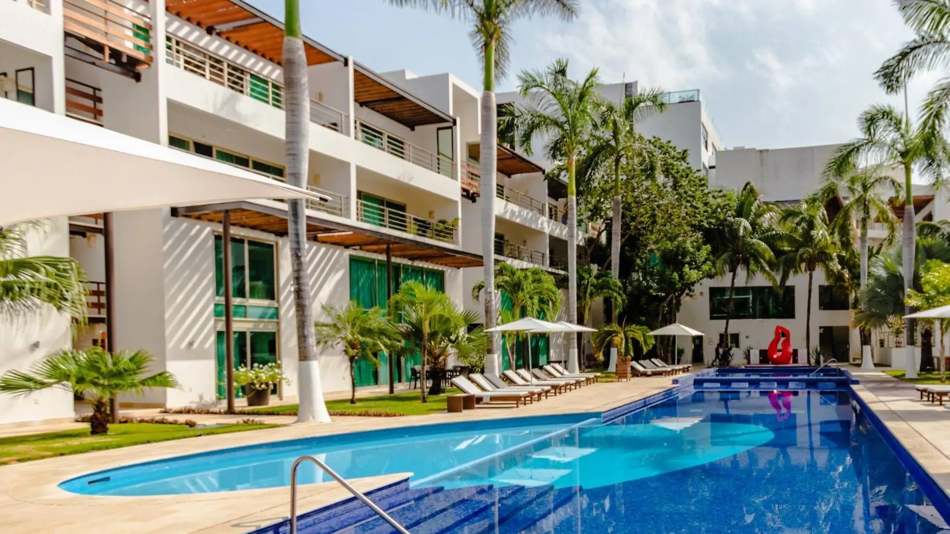 Modern 2 Bedroom Condo Colorful And Creative - At Via 38 Condos A13 Playa del Carmen Hébergement de vacances